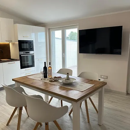 Bee House - Brand New 100 M From Sea Kaštela